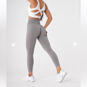 BVGTN  Light Grey Solid Seamless
Leggings